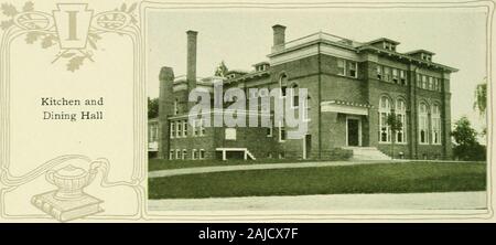 Catalogo annuale di Indiana la Scuola Normale della Pennsylvania . Stazio (vjORt^SCUOLA AL m. Imbarco il dipartimento di imbarco di questa scuola è sotto la carica del sig. E. A.Spencer, un economo della vasta esperienza. Tutti che visitino la istituzione sono felice con la sua bella e spaziosa sala da pranzo e il suo Immacolato cucine, dotato di ogni moderno applianceof vale la pena. La cucina è presieduta da ^Nlr. Giacobbe F. Rhem, un esperto cuoco.Ci sono tre assistant cuochi. Il grande cuocere forni sono nel seminterrato.Noi bake tutti il nostro pane (bianco, ienna, Graham, corn-pane e biscotti), piesand p Foto Stock