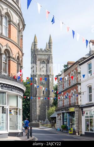 La chiesa parrocchiale di San Pietro e San Paolo da Fore Street, Holsworthy, Devon, Inghilterra, Regno Unito Foto Stock