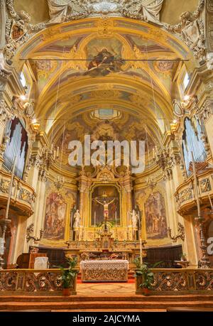 PARMA, Italia - 16 Aprile 2018: il presbiterio della chiesa barocca Chiesa di San Vitale. Foto Stock