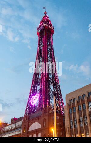 La Blackpool Tower illuminata al crepuscolo, la Promenade di Blackpool, Lancashire, Inghilterra, Regno Unito Foto Stock