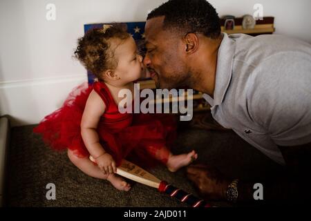 Papà afro-americano che sfrega nasi con la figlia Biracial Foto Stock