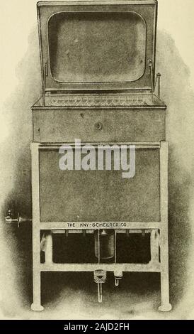 Preparazione e dopo il trattamento in casi operativa . Fig. 95.-chirurghi per wc. I chirurghi lavabo chirurghi lavatoryshould essere, come già affermato(pagina 127), sufficientlyroomy per permettere di sub-mersion della mano andforearm. Il bacino mostratonella figura. 95 è dotato di leva aknee attachment allow-ing della consegna di eithercold o acqua calda. Il kneelever sul lato sinistro nella ilcentro apre o chiude thewaste. Il materiale neces-sario per detergere la handsis collocato sul ripiano in vetro 150 LA SALA OPERATORIA immediatamente al di sopra del lavabo ed è quindi facilmente disponibili.Il sapone da toeletta è pl Foto Stock