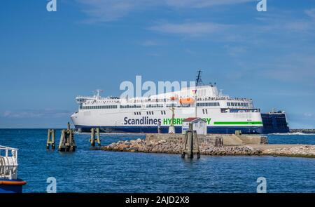 Hybrid FERRY M/V Berlino di lasciare il porto sul Mar Baltico di Warnemünde, Meclenburgo-Pomerania Occidentale, Germania Foto Stock