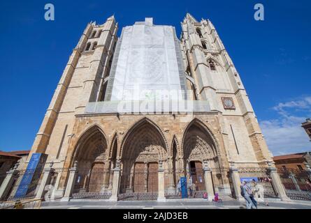 Leon, Spagna - Giugno 25th, 2019: Cattedrale di León facciata principale, Spagna Foto Stock