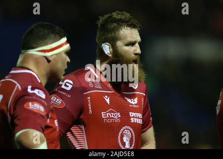 Cardiff, Regno Unito. 03 gen, 2020. Paolo la sfera della Scarlets guarda a. Guinness Pro14 partita di rugby, Cardiff Blues v Scarlets AL BT Sport Cardiff Arms Park di Cardiff venerdì 3 gennaio 2020. Questa immagine può essere utilizzata solo per scopi editoriali. Solo uso editoriale. pic da Andrew Orchard/Andrew Orchard fotografia sportiva/Alamy Live news Credito: Andrew Orchard fotografia sportiva/Alamy Live News Foto Stock