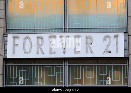 I contorni sfumati di un eterno 21 logo che è stato rimosso da una posizione chiusa up store in Union Square a Manhattan, New York, NY Foto Stock