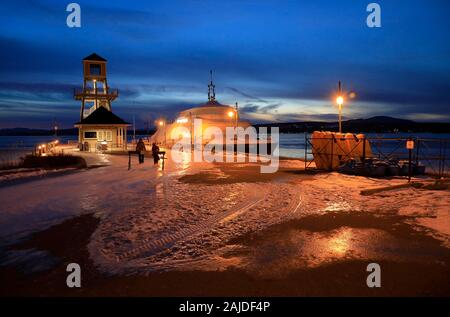 La vista notturna del Parc de la Baie-de-Magog/Parc de la Pointe-Merry con torre di guardia a Pointe-Merry sullo sfondo in una serata invernale.Magog.Eastern Townships.Quebec.Canada Foto Stock