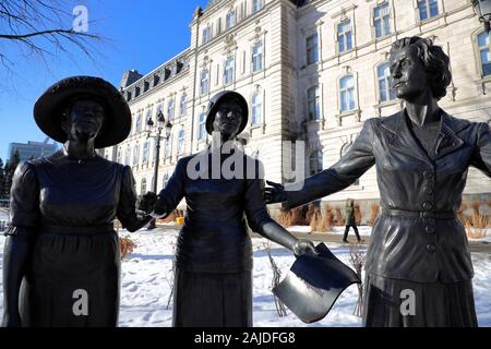 Una chiusa vista del monumento in omaggio a donne in politica dello scultore Jules Lasalle onora le donne che hanno avuto un ruolo importante nella promozione dei diritti delle donne al di fuori del palazzo del parlamento del Québec.Quebec City. Québec.Canada Foto Stock