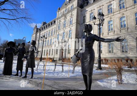 Il monumento in omaggio a donne in politica dello scultore Jules Lasalle onora le donne che hanno avuto un ruolo importante nella promozione dei diritti delle donne al di fuori del palazzo del parlamento del Québec.Quebec City. Québec.Canada Foto Stock