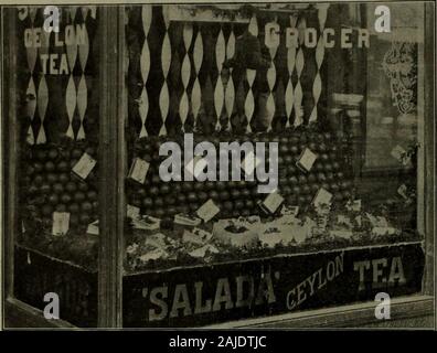 Canadian grocer luglio-dicembre 1908 . y ventole e evergreen, whichowing alla riflessione pesante non showin foto. Il piano di vetro è stato cov-ered con carta di Ruby che ha reso il good sfondo per la frutta e can-muore. Incisione No.vestito da J. C. 2 mostra un windowEcklin per J. sangue, 8i caratteristica, aad thig viene rabboccata e trim-med ai lati con agrifoglio. Un borderof roba verde intorno alla parte anteriore della finestra aiuta anche a dare un holidaytouch. La finestra potrebbe avere beenmade molto più efficace di theaddition di qualche prezzo i biglietti. Una finestra unica da Walkerton. Incisione n. 3 mostra un Foto Stock