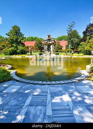 Istanbul / Turchia - 25 Maggio 2010: Fontana e stagno in Palazzo Dolmabahce, giorno chiaro con il profondo blu del cielo. Foto Stock