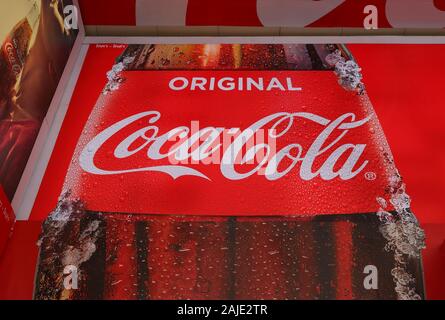 Bangkok, Tailandia - 3 Gennaio 2020 : Primo piano originale e grande coca cola firmare l'installazione a parete del Lido collegare, un centro commerciale per lo shopping in Piazza Siam area Foto Stock