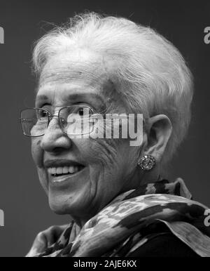 Ritirato NASA ricerca matematico e 'computer umano' Katherine Johnson (che è apparso nel film nascosto Figure) in caso di denominazione per il Katherine G. Johnson Ricerca computazionale struttura presso NASA Langley Research Center di Hampton, Virginia il 5 maggio 2016. Foto Stock