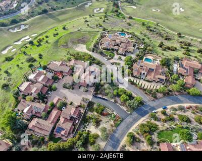 Grande lusso casa executive con piscina situato accanto al campo da golf in una comunità privata, San Diego, California. Foto Stock