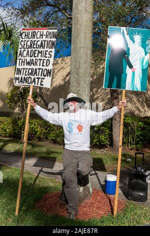 Miami, Stati Uniti. 03 gen, 2020. Un sostenitore di Donald Trump detiene cartelloni fuori il El Rey Jesus chiesa.presidente Donald Trump detiene un evangelici per Trump' rally all'El Rey Jesus megachurch a sud di Miami fino a mostrare sostegno tra la sua base evangelica in chiave swing stato della Florida. Credito: SOPA Immagini limitata/Alamy Live News Foto Stock