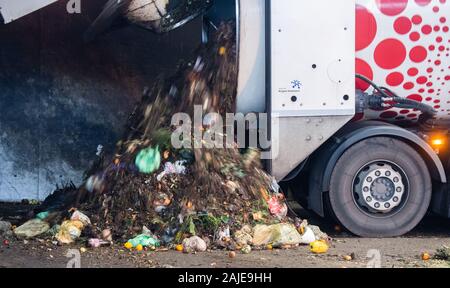 Hannover, Germania. 03 gen, 2020. Un camion della spazzatura da aha da Zweckverband Abfallwirtschaft Regione Hannover scarica i rifiuti organici in una sala presso la discarica Lahe. La Bassa Sassonia è leader in Germania per la raccolta dei rifiuti organici. Nel 2017, ogni abitante mettere una media di 166 chilogrammi di rifiuti biologici nel bidone della spazzatura separatamente dal resto dei rifiuti domestici. A livello nazionale è stata solo di 125 kg. Credito: Julian Stratenschulte/dpa/Alamy Live News Foto Stock