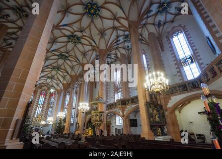 Annaberg Buchholz, Germania. Xviii Dicembre, 2019. Vista in San Annenkirche a Annaberg-Buchholz. La storica altare della chiesa è parte di un progetto multimediale per l'Annaberg altare di montagna per lo Stato Exhibition 2020. Il quarto stato sassone mostra sul tema "500 anni di cultura industriale in Sassonia" si svolgerà dal 25.04.-01.11.2020 in Zwickau e sei altri luoghi di Saxon cultura industriale. Credito: Pietro Endig/dpa-Zentralbild/dpa/Alamy Live News Foto Stock