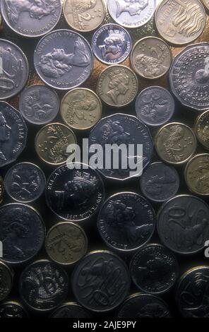 MONETE AUSTRALIANE assortite (monete da 5 centesimi, 10 centesimi, 50 centesimi da 1 dollaro E 2 dollari) Foto Stock