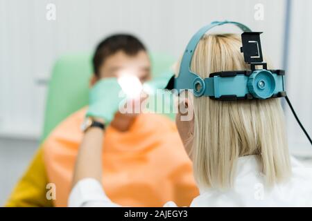 Esame preventivo di un ragazzo adolescente in una struttura medica. Foto Stock