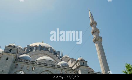 Architectural grande tempio islamico con le cupole blu e minareto sotto il cielo sconfinato nelle calde giornate di sole bassa angolazione Foto Stock