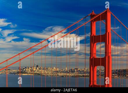 Vista della città di San Francisco skyline attraverso le funi di acciaio del famoso Golden Gate bridge visto da Promontori Marin in California Foto Stock