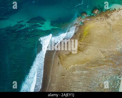 Vista aerea della costa dell'oceano, Sumbawa, Indonesia Foto Stock