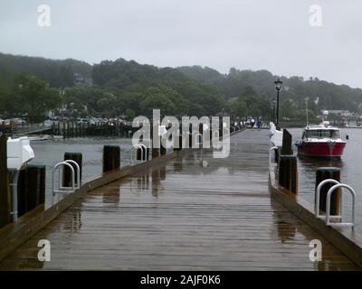 Due granai grigi l'uno accanto all'altro. Rustico chic. Foto Stock