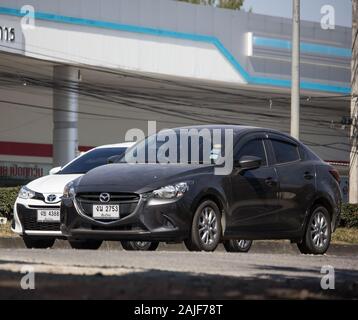 Chiangmai, Tailandia - 2 Dicembre 2019: Privato Eco auto Mazda 2. Sulla strada No.1001 8 km da Chiangmai Area Business. Foto Stock