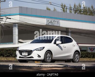 Chiangmai, Tailandia - 2 Dicembre 2019: Privato Eco auto Mazda 2. Sulla strada No.1001 8 km da Chiangmai Area Business. Foto Stock