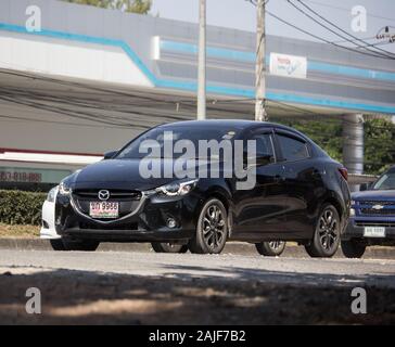 Chiangmai, Tailandia - 2 Dicembre 2019: Privato Eco auto Mazda 2. Sulla strada No.1001 8 km da Chiangmai Area Business. Foto Stock