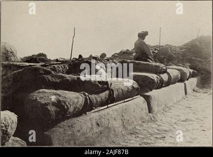 Rovine del deserto Cathay : personale narrativa di esplorazioni in Asia centrale e la regione più occidentale della Cina . daccommodated complessivamente sei di questi colossali statue.Tra le ginocchia hanno misurato un po' più di sette piedi.uno in prossimità del centro della fila ancora trattenuto il handsfolded nel * Dhyanamudra o posa di meditazione. Itshead era caduto con la faccia verso l'alto quando i detriti filledthe passaggio ad una altezza di circa tre metri e hadbeen gravemente colpita. Sul suo ginocchio sinistro abbiamo trovato posto un'altra testa di lifesize, che manifestamente apparteneva a una delle immagini fillingthe nicchie sul passaggio di opposte w Foto Stock