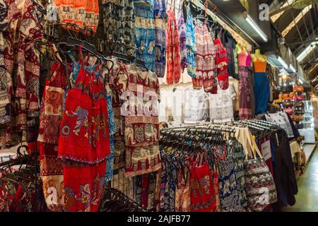 Vari tipi di colorato costume bambini vendere al mercato del fine settimana di Chatuchak a Bangkok, Tailandia. Foto Stock