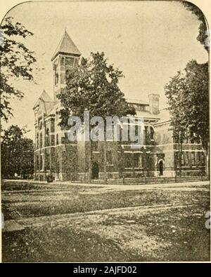 In e Out di Ithaca : una descrizione del villaggio, il paesaggio circostante e la Cornell University . edificio era prevista sett. 2d, 1884, con imponenti cerimonie massonica. Sett. 7th, 1885, il dedicatario servizi erano detenuti in un edificio.La High School sorge sul sito del vecchio IthacaAcademy, la corporation di questa istituzione havingmade oltre la sua proprietà al villaggio di Ithaca in 18S4.Il materiale di costruzione è premuto in mattoni, orna-dato esecuzione con terra cotta lavoro. Il primo piano contieneil camere della scuola di grammatica, camere per l'istruzione Boardof e il sovrintendente, e mantello Foto Stock