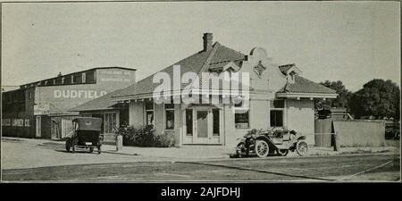 Architetto e ingegnere . 130 L'architetto e ingegnere. Impianto DEL LEGNAME DUDFIELD Company, Palo Alto legname azienda si espande la foto qui sopra mostra il officebuilding e piallare il mulino della società DudfieldLumber a Palo Alto. Thiscompany ha goduto growthsince continuo è entrato nel campo dell'edilizia someyears fa e oggi il suo mulino e yardsare il più grande in quel territorio, extendingfrom San Francisco a San Jose. Thepresident e manager è il Sig. Giovanni Dud-campo e il segretario e il mulino di superin-tendent è il Sig. Giuseppe A. giuria, entrambi wellknown e uomini esperti in lum-ber business Foto Stock