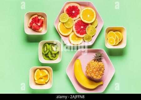 Frutti Tropicali e intere fette su piastre, vista dall'alto. Foto Stock