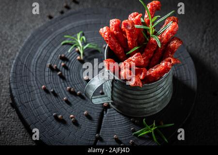 Kabanos Affumicata fatta di carne di maiale e rosmarino Foto Stock