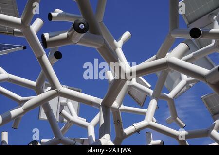 Il sistema di tariffazione intelligente pannelli solari ad albero. La struttura utilizza energia immagazzinata dai pannelli solari per fornire la ricarica tramite USB sbocchi per smartphone e tablet, Free Wi Foto Stock