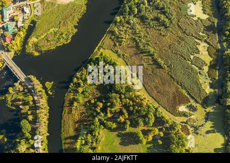 Vista aerea della città e del fiume paesaggio palustre nella soleggiata giornata estiva. Vista superiore della splendida natura europea da alto atteggiamento nella stagione estiva. Drone Vi Foto Stock