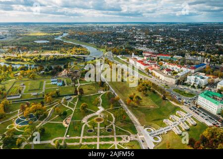Mahiliou, Bielorussia. Mogilev Cityscape e Podnikol'skiy Park. Vista aerea della Skyline nella giornata d'autunno. Vista dall'alto. Foto Stock