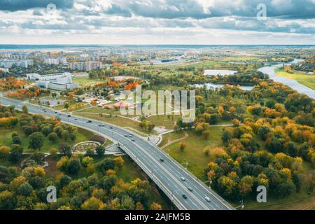 Mahiliou, Bielorussia. Mogilev Cityscape e Kastrychnitski distretto. Vista aerea della Skyline nella giornata d'autunno. Vista dall'alto. Foto Stock