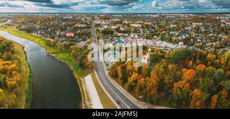 Mahiliou, Bielorussia. Mogilev Cityscape con Tempio di Santi martiri reali e nuovi martiri e confessori del XX secolo. Vista aerea della Skyline di collezione autunno Foto Stock