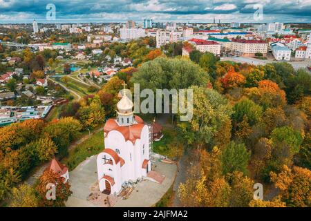 Mahiliou, Bielorussia. Mogilev Cityscape con tempio dei Santi martiri reali e nuovi martiri e confessori del XX secolo. Vista aerea della Skyline Foto Stock