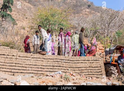 Udaipur, India - 06 Marzo 2017: locale l uomo e la donna che lavorano su mattone facendo fabbrica. Foto Stock