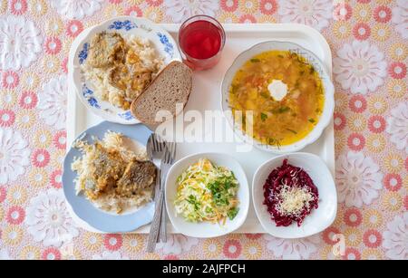 Vista superiore presso il vassoio con il cibo nel classico di vecchi tempi mensa sovietica Foto Stock