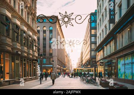 Helsinki, Finlandia - 10 dicembre 2016: la gente che camminava sul Kluuvikatu Street nel giorno d'inverno. Street decorato per il Natale e il nuovo anno Vacanze Foto Stock