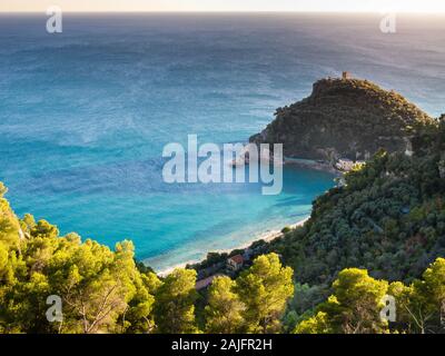 Vista aerea della Baia dei Saraceni, torre di avvistamento in pietra vicino a Varigotti, pittoresco villaggio vicino a Finale Ligure, Savona, Liguria, Riviera Italiana Foto Stock