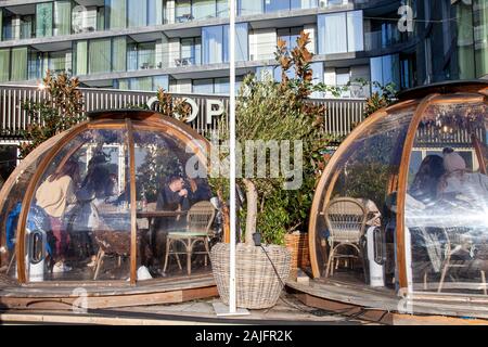 Diners in Coppa Club igloo su tre banchine a piedi , Londra Regno Unito CE3R Foto Stock