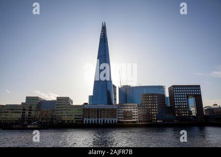 La Shard dalla sponda sud del fiume Tamigi a Londra REGNO UNITO Foto Stock