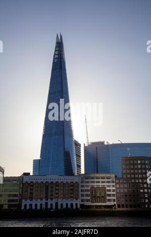 La Shard dalla sponda sud del fiume Tamigi a Londra REGNO UNITO Foto Stock