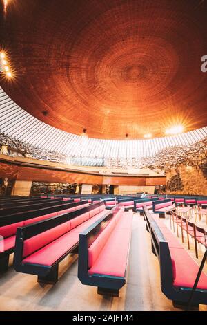 Helsinki, Finlandia - 7 Dicembre 2016: interno della Comunità Luterana Chiesa Temppeliaukio conosciuto anche come Chiesa di roccia e chiesa rupestre. Foto Stock